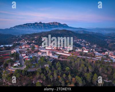 Alba sul monte Montserrat. In primo piano, le zone residenziali di Rellinars (Vallès Occidental, Barcellona, Catalogna, Spagna) Foto Stock