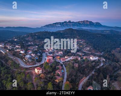 Alba sul monte Montserrat. In primo piano, le zone residenziali di Rellinars (Vallès Occidental, Barcellona, Catalogna, Spagna) Foto Stock