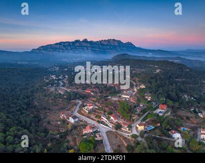 Alba sul monte Montserrat. In primo piano, le zone residenziali di Rellinars (Vallès Occidental, Barcellona, Catalogna, Spagna) Foto Stock