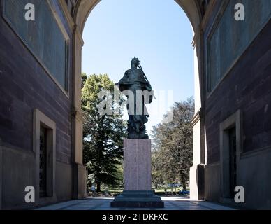 Veduta dell'Arco Monumentale alla forza d'Artiglieria, situata in Piazza Vittorio Veneto, costruita come tributo al primo Reggimento d'Artiglieria d'Italia Foto Stock