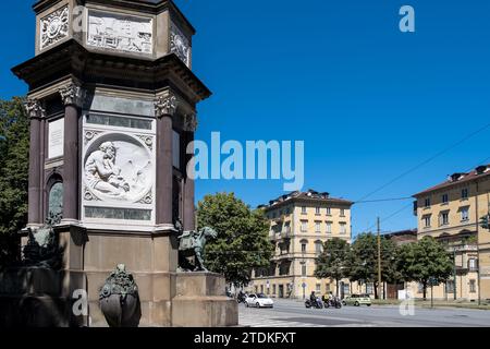 Veduta dell'Arco Monumentale alla forza d'Artiglieria, situata in Piazza Vittorio Veneto, costruita come tributo al primo Reggimento d'Artiglieria d'Italia Foto Stock