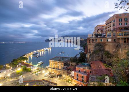 Sorrento, Italia : 2023 novembre 19 : Vista del porto e delle scogliere di Sorrento con vari edifici storici nel 2023. Foto Stock