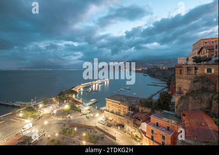 Sorrento, Italia : 2023 novembre 19 : Vista del porto e delle scogliere di Sorrento con vari edifici storici nel 2023. Foto Stock