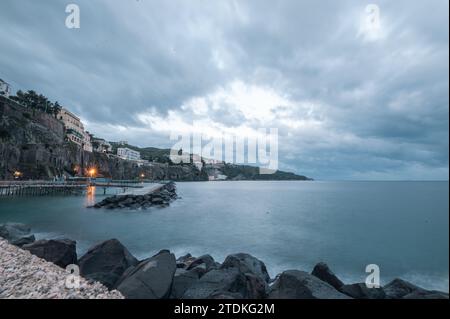 Vista del porto e delle scogliere di Sorrento con vari edifici storici nel 2023. Foto Stock