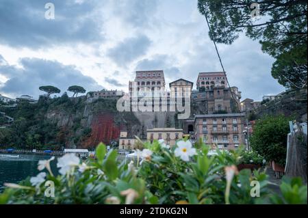 Sorrento, Italia : 2023 novembre 19 : Vista del porto e delle scogliere di Sorrento con vari edifici storici nel 2023. Foto Stock