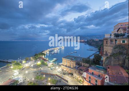 Sorrento, Italia : 2023 novembre 19 : Vista del porto e delle scogliere di Sorrento con vari edifici storici nel 2023. Foto Stock