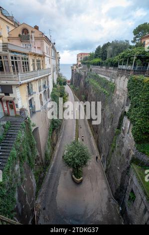 Sorrento, Italia : 2023 novembre 19 : Vista del porto e delle scogliere di Sorrento con vari edifici storici nel 2023. Foto Stock