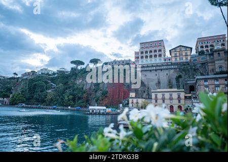 Sorrento, Italia : 2023 novembre 19 : Vista del porto e delle scogliere di Sorrento con vari edifici storici nel 2023. Foto Stock