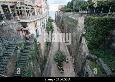 Sorrento, Italia : 2023 novembre 19 : Vista del porto e delle scogliere di Sorrento con vari edifici storici nel 2023. Foto Stock