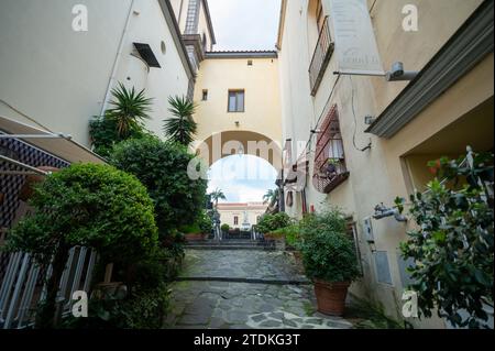 Sorrento, Italia : 2023 novembre 19 : Panorama di Sorrento con vari edifici storici nel 2023. Foto Stock