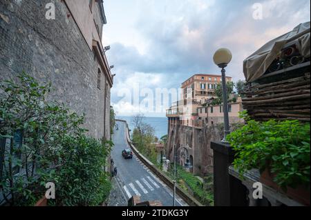 Sorrento, Italia : 2023 novembre 19 : Vista del porto e delle scogliere di Sorrento con vari edifici storici nel 2023. Foto Stock