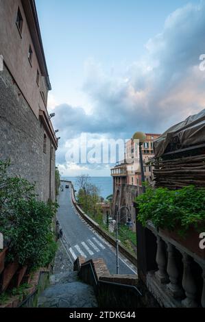 Sorrento, Italia : 2023 novembre 19 : Vista del porto e delle scogliere di Sorrento con vari edifici storici nel 2023. Foto Stock