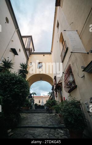 Sorrento, Italia : 2023 novembre 19 : Panorama di Sorrento con vari edifici storici nel 2023. Foto Stock