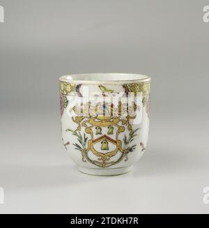 Coppa con manico con stemma e spray peonici, anonimo, c. 1725 - c. 1749 testa auricolare in porcellana con orecchio a C, verniciata sullo smalto in blu, rosso, rosa, verde, giallo, nero e oro. Sull'appartamento una cresta familiare non identificata con tre teste di uccello su sfondo bianco con twill rosso/dorato. L'arma è circondata da viti di foglie e rami di palma. Su entrambi i lati dei rami della penna dell'arma. Sul bordo esterno uno pneumatico con servitù interrotto da cartigli con una bevanda floreale; sopra l'arma un cartiglio con il cartello del casco, un uccello. Porcellana per armi con colori e-mail. Porcellana Foto Stock