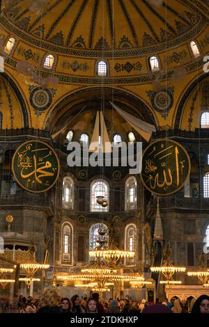 Vista interna della Moschea di Ayasofya o di Hagia Sophia. Foto di concetto Ramadan o islamica. Calligrafie dei nomi di Allah e del profeta Mohammad. Istanbul tu Foto Stock