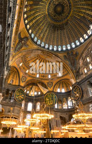 Foto verticale del concetto Ramadan o islamico. Vista interna di Hagia Sophia o della Moschea di Ayasofya. Istanbul Turkiye - 4.14.2023 Foto Stock