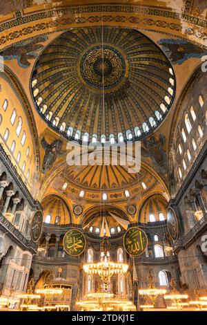 Vista interna di Hagia Sophia o della Moschea di Ayasofya. Foto verticale del concetto Ramadan o islamico. Istanbul Turkiye - 4.14.2023 Foto Stock