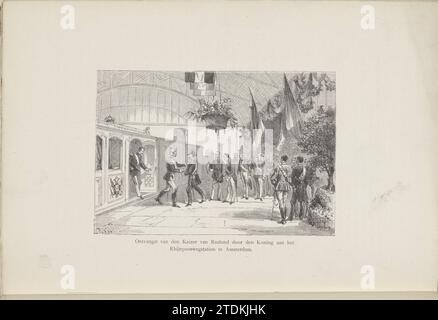 Ricevimento dell'imperatore di Russia da parte del re Guglielmo III alla stazione ferroviaria di Amsterdam, 1874, 1874 ricevimento dello zar Alessandro II di Russia da parte del re Guglielmo III al suo arrivo alla stazione di Rijnspoor ad Amsterdam il 12 maggio 1874. Illustrazione in una copia (incompleta) del Memorial Book of the Festivities nel maggio 1874 in occasione del 25° anniversario del re Willem III Tipografia: Franceafter disegno di: Netherlandspublisher: Stazione di carta di Arnhem Rijnspoor ricevimento dello zar Alessandro II di Russia da parte di re Guglielmo III al suo arrivo alla stazione di Rijnspoor ad Amsterdam il 12 maggio 1874. Foto Stock