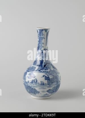 Vaso in bottiglia con due paesaggi continui con figure anonime, c. 1650 - c. 1699 vaso a forma di bottiglia in porcellana con addome a forma di proiettile e collo leggermente svasato, verniciato in blu trasparente. Sull'addome un paesaggio continuo con gruppi di persone tra rocce, alberi e piante: Due persone sotto un ombrellone, una indica qualcosa che l'altra guarda; tre persone, una con un bastone da passeggio; Una persona in piedi che si piega in avanti a due persone sedute. Una casa sullo sfondo. Sul collo un paesaggio continuo con una persona seduta e due persone in piedi, una con una banna Foto Stock