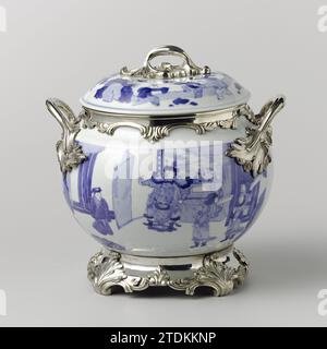 Punchbowl, anonimo, 1851 una scena interna è mostrata su entrambi i lati del vaso sferico di porcellana. Su un lato sono raffigurate due sottili figure femminili, che consegnano un Qin (liuto) avvolto a un bambino, uno spettacolo della storia cinese "la storia della stanza occidentale". Dall'altra parte, è raffigurato un militare anziano, affiancato da due guardie che accoltellano e un uomo inginocchiato in abiti civili, una scena di una storia militare. Il coperchio sferico leggero è decorato con i cento bambini, una simbolizzazione comune della felicità in Cina. L'anello di supporto del vaso è avvolto in un bordo liscio, curvo e argentato con Foto Stock