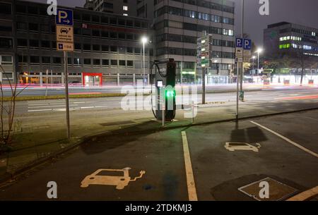Hannover, Germania. 19 dicembre 2023. Due posti auto segnano le strutture di ricarica per auto elettriche. Dopo la fine improvvisa del premio di acquisto per le auto elettriche, i clienti sono ora esclusi dal freddo. L'industria protesta e si lamenta di una perdita di fiducia nella politica. Nell'ambito del loro programma di austerità, alcuni giorni fa i leader della coalizione SPD, Verdi e FDP hanno concordato di eliminare gradualmente le sovvenzioni statali "prontamente”. Credito: Julian Stratenschulte/dpa/Alamy Live News Foto Stock