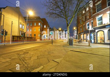 City Street di notte a Nottingham, Regno Unito Foto Stock