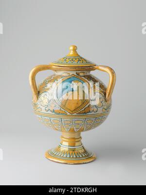 Coperchio vaso a tre orecchie, multicolore verniciato con suoli appuntiti, anonimo, c. 1510 - c. 1525 coperchio di vaso sferico di maiolica dipinta multicolore, su base alta. Verniciato in giallo lucido e in blu (contorni) su bianco. Confondere la terracotta. glassa di stagno. Coperchio in maiolica glassa di piombo vaso sferico di maioliche dipinte multicolore, su base alta. Verniciato in giallo lucido e in blu (contorni) su bianco. Confondere la terracotta. glassa di stagno. glassa in piombo maiolica Foto Stock