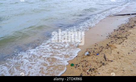 Vista ravvicinata delle schiumose onde dell'Oceano Tidal, sulla spiaggia di Tanjung Kalian, Indonesia Foto Stock