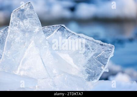 Sottili frammenti di ghiaccio giacevano sulla costa del mare ghiacciato in una giornata invernale, foto ravvicinate con messa a fuoco morbida selettiva Foto Stock