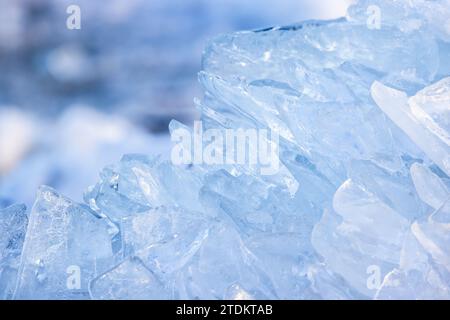 I frammenti di ghiaccio si trovano sulla costa del Mar Baltico ghiacciato in una soleggiata giornata invernale, foto ravvicinate con una delicata messa a fuoco selettiva Foto Stock