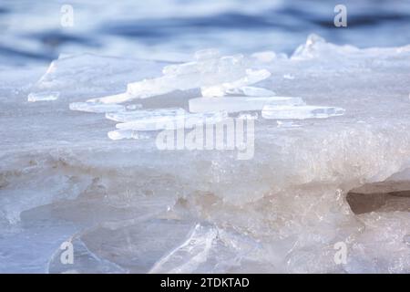 I frammenti di ghiaccio giacevano sulla costa del Mar Baltico ghiacciato in una giornata invernale, foto ravvicinate con attenzione selettiva Foto Stock