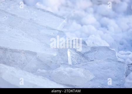 Foto ravvicinate dai frammenti di ghiaccio con messa a fuoco morbida selettiva Foto Stock