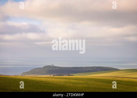 Tranquilla e tranquilla vista di mezzogiorno del faro di Belle Tout da Beachy Head sulla costa sud-est del Sussex, Inghilterra sud-orientale, Regno Unito Foto Stock