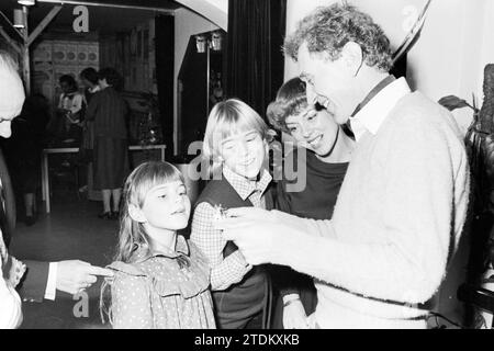 Festa per il 25° anniversario fa. Abraham Kef, cheese trader, fromagerie, Amsterdam, Paesi Bassi, 31-10-1980, Whizgle News from the Past, su misura per il futuro. Esplora le narrazioni storiche, l'immagine dell'agenzia olandese olandese con una prospettiva moderna, colmando il divario tra gli eventi di ieri e quelli di domani. Un viaggio senza tempo che delinea le storie che plasmano il nostro futuro Foto Stock