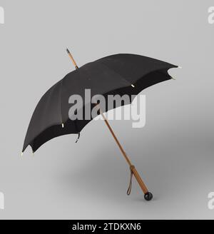Ombrello con ponte in seta nera, su un bastone di legno d'acero su cui un bottone convesso nero, metallico, anonimo, c. 1910 ombrello con ponte in seta nera. Unsurbed, le otto nervature in metallo sono rifinite con punte bianche per le gambe. Stok van Esdoornhout (?) Con un'estremità in metallo sulla parte superiore. Un anello per cintura funge da maniglia. Sul tubo è presente un materiale nero lucido (plastica?). Con coperchio nero. Ponte olandese: Silk. Stok: Legno (materiale vegetale). Baleen: Metallo. Baleinen: Osso (materiale). Punto: Metallo. Maniglia: Pelle. Manopola: Taglio / laccatura / colata / taglio / forgiatura / intrecciatura / taglio Ombrello con seta nera de Foto Stock