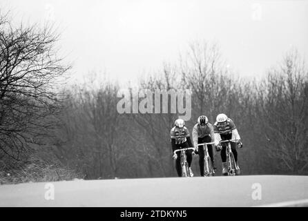 Cycling Westhoffbos, Spaarnwoude, Spaarnwoude, 21-02-1992, Whizgle News from the Past, su misura per il futuro. Esplora le narrazioni storiche, l'immagine dell'agenzia olandese olandese con una prospettiva moderna, colmando il divario tra gli eventi di ieri e quelli di domani. Un viaggio senza tempo che delinea le storie che plasmano il nostro futuro Foto Stock