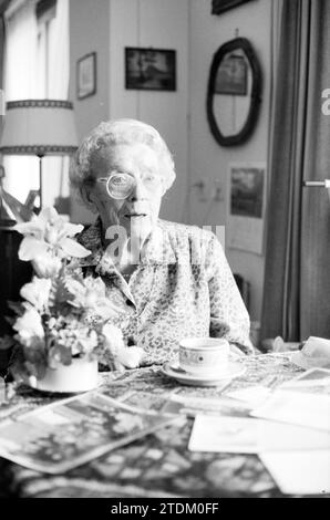 Mrs. Perry 100 anni a casa Wildhoef, Centenari, cento anni, 06-05-1988, Whizgle News from the Past, su misura per il futuro. Esplora le narrazioni storiche, l'immagine dell'agenzia olandese olandese con una prospettiva moderna, colmando il divario tra gli eventi di ieri e quelli di domani. Un viaggio senza tempo che delinea le storie che plasmano il nostro futuro Foto Stock