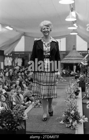 Sfilata di moda Liba Spring Fair Haarlem, Fashion Show, Spring Fair, 08-03-1976, Whizgle News from the Past, su misura per il futuro. Esplora le narrazioni storiche, l'immagine dell'agenzia olandese olandese con una prospettiva moderna, colmando il divario tra gli eventi di ieri e quelli di domani. Un viaggio senza tempo che delinea le storie che plasmano il nostro futuro Foto Stock