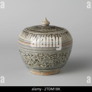 Vaso coperto con pergamene floreali, anonimo, c. 1700 - c. 1799 copertura in gres, verniciato in blu sotto smalto. Sul muro una fascia con viti a fiore continuo. Sotto e sopra tre linee orizzontali. La glassa è leggermente grigia. Blue White. Gres thailandese. glassa. Rivestimento in gres verniciato a base di cobalto (minerale) e vetrificazione, verniciato in blu smaltato. Sul muro una fascia con viti a fiore continuo. Sotto e sopra tre linee orizzontali. La glassa è leggermente grigia. Blue White. Gres thailandese. glassa. verniciatura/vetrificazione di cobalto (minerale) Foto Stock