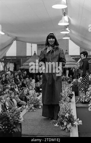 Sfilata di moda Liba Spring Fair Haarlem, Fashion Show, Spring Fair, 08-03-1976, Whizgle News from the Past, su misura per il futuro. Esplora le narrazioni storiche, l'immagine dell'agenzia olandese olandese con una prospettiva moderna, colmando il divario tra gli eventi di ieri e quelli di domani. Un viaggio senza tempo che delinea le storie che plasmano il nostro futuro Foto Stock