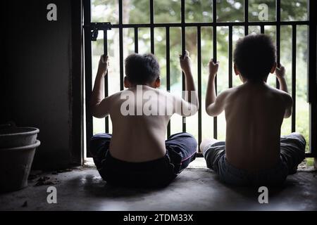 Il concetto di bambini poveri vittime del processo di tratta di esseri umani, povertà, abusi sui minori. concetto di lavoro minorile, vittime del processo di tratta di esseri umani, po Foto Stock