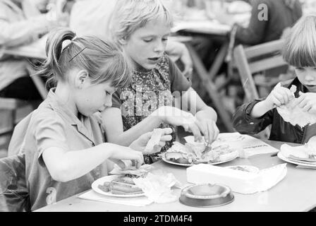 Lezione di cucina per bambini, Haarlem Book City, cucina, 09-06-1979, Whizgle News from the Past, su misura per il futuro. Esplora le narrazioni storiche, l'immagine dell'agenzia olandese olandese con una prospettiva moderna, colmando il divario tra gli eventi di ieri e quelli di domani. Un viaggio senza tempo che delinea le storie che plasmano il nostro futuro Foto Stock