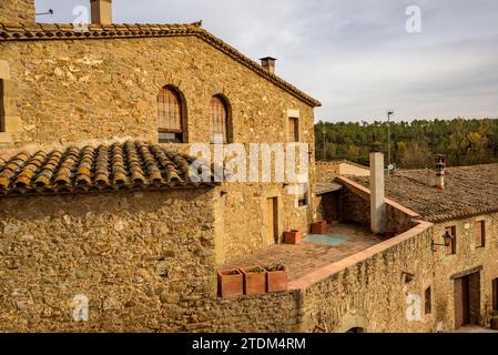 Una casa nel villaggio di Vilopriu in un nuvoloso pomeriggio autunnale (Baix Empordà, Girona, Catalogna, Spagna) ESP: Una casa del pueblo de Vilopriu, España Foto Stock