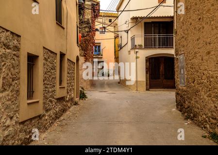 Una strada nel villaggio di Sant Jordi Desvalls in un nuvoloso pomeriggio autunnale (Gironès, Gerona, Catalogna, Spagna) ESP: Una calle de Sant Jordi Desvalls Foto Stock