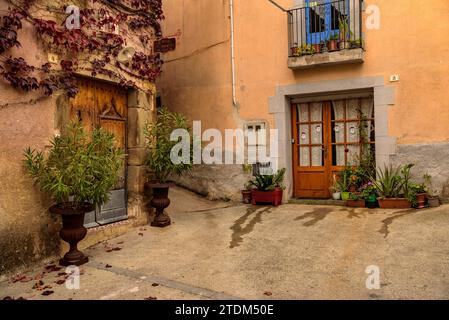 Una strada nel villaggio di Sant Jordi Desvalls in un nuvoloso pomeriggio autunnale (Gironès, Gerona, Catalogna, Spagna) ESP: Una calle de Sant Jordi Desvalls Foto Stock