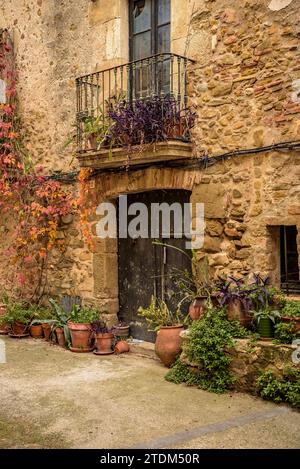 Una strada nel villaggio di Sant Jordi Desvalls in un nuvoloso pomeriggio autunnale (Gironès, Gerona, Catalogna, Spagna) ESP: Una calle de Sant Jordi Desvalls Foto Stock