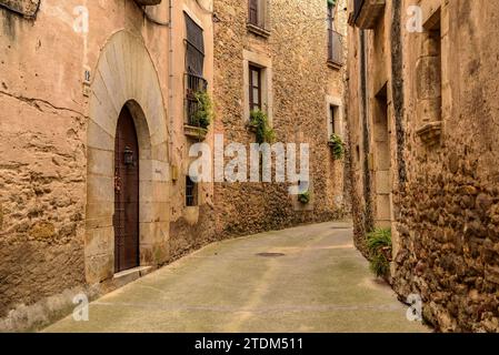 Una strada nel villaggio di Sant Jordi Desvalls in un nuvoloso pomeriggio autunnale (Gironès, Gerona, Catalogna, Spagna) ESP: Una calle de Sant Jordi Desvalls Foto Stock