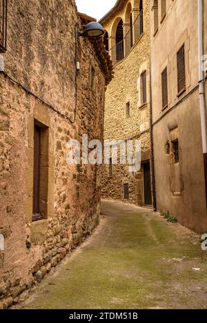 Una strada nel villaggio di Sant Jordi Desvalls in un nuvoloso pomeriggio autunnale (Gironès, Gerona, Catalogna, Spagna) ESP: Una calle de Sant Jordi Desvalls Foto Stock