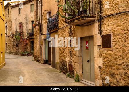 Una strada nel villaggio di Sant Jordi Desvalls in un nuvoloso pomeriggio autunnale (Gironès, Gerona, Catalogna, Spagna) ESP: Una calle de Sant Jordi Desvalls Foto Stock