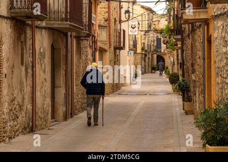 Una strada nel villaggio di Terrades in una nuvolosa mattinata autunnale (Alt Empordà, Girona, Catalogna, Spagna) ESP: Una calle del pueblo de Terrades (Gerona) Foto Stock